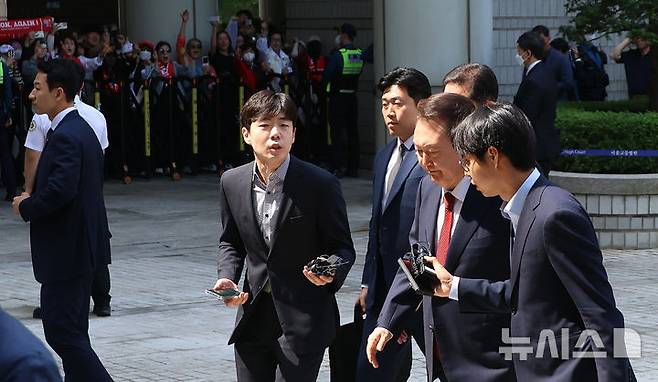 [서울=뉴시스]사진공동취재단 = 윤석열 전 대통령이 26일 오전 서울 서초구 중앙지방법원에서 열리는 내란 우두머리 혐의, 직권남용 권리행사방해 혐의 사건 5차 공판에 출석하고 있다. 2025. 05.26. photo@newsis.com