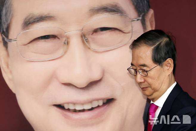 [서울=뉴시스] 고승민 기자 = 한덕수 전 국무총리가 11일 서울 여의도 대선 후보 캠프 사무실에서 기자회견을 하기 위해 발언대로 향하고 있다. 2025.05.11. kkssmm99@newsis.com