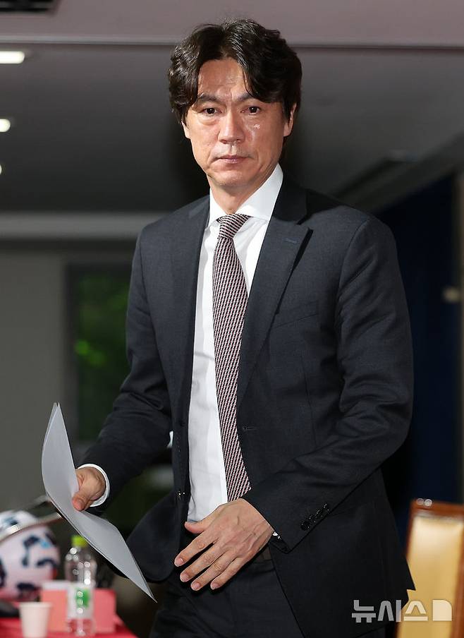 [서울=뉴시스] 이영환 기자 = 홍명보 축구대표팀 감독이 26일 오전 서울 종로구 축구회관에서 6월 A매치에 나설 대표팀 명단 발표를 마친 후 이동하고 있다. 홍명보 감독이 이끄는 축구대표팀은 오는 6월6일 이라크 바스라에서 이라크와 9차전 원정 경기를 치른 뒤 10일 서울월드컵경기장에서 쿠웨이트와 최종 10차전 홈 경기를 벌인다. 2025.05.26. 20hwan@newsis.com