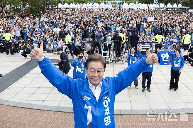 [안양=뉴시스] 조성봉 기자 = 이재명 더불어민주당 대선 후보가 24일 경기 안양 동안구 평촌중앙공원에서 열린 집중유세에서 시민들에게 지지를 호소하고 있다. (공동취재) 2025.05.24. photo@newsis.com