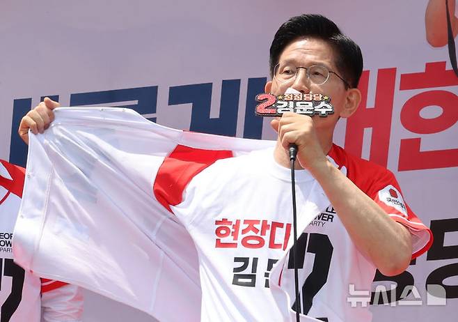 [안성=뉴시스] 권창회 기자 = 김문수 국민의힘 대선 후보가 26일 경기 안성시 안성중앙시장 인근에서 열린 유세에서 지지호소를 하고 있다. (공동취재) 2025.05.26. photo@newsis.com
