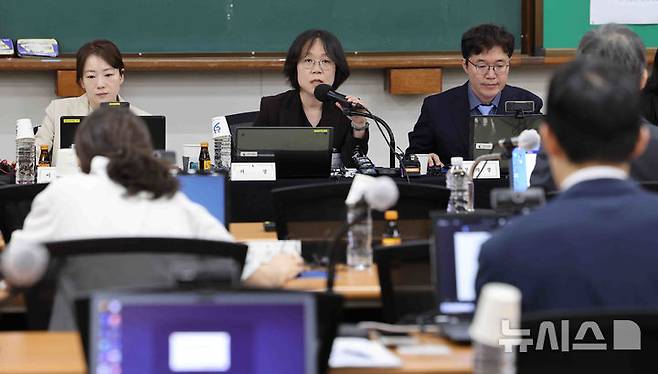 [고양=뉴시스] 김근수 기자 = 법관대표회의 의장인 김예영 서울남부지법 부장판사가 26일 경기 고양시 일산동구 사법연수원에서 열린 전국법관대표회의에서 회의 비공개를 알리고 있다. (공동취재) 2025.05.26. photo@newsis.com