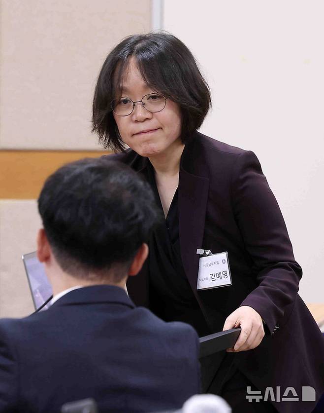 [고양=뉴시스] 김근수 기자 = 법관대표회의 의장인 김예영 서울남부지법 부장판사가 26일 경기 고양시 일산동구 사법연수원에서 열린 전국법관대표회의에서 법관들과 인사하고 있다. (공동취재) 2025.05.26. photo@newsis.com