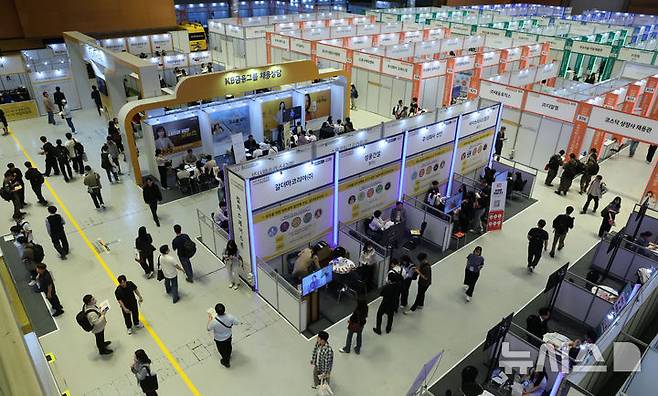 [서울=뉴시스] 조수정 기자 = 26일 서울 강남구 코엑스에서 열린 2025 제1차 KB굿잡 우수기업 취업박람회에서 취업준비생들이 채용 상담 등을 받고 있다. 2025.05.26. chocrystal@newsis.com