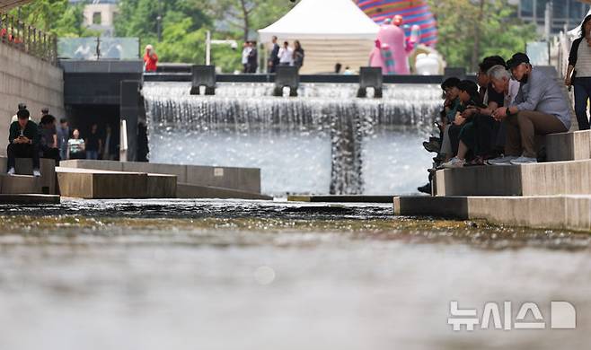 [서울=뉴시스] 황준선 기자 = 서울의 한낮 기온이 26도를 넘는 등 초여름 날씨를 보인 26일 서울 중구 청계천에서 시민들이 그늘 밑에서 휴식을 취하고 있다. 2025.05.26. hwang@newsis.com