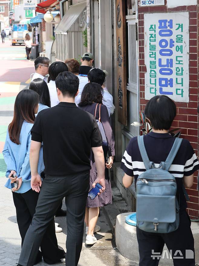 [서울=뉴시스] 황준선 기자 = 서울의 한낮 기온이 26도를 넘는 등 초여름 날씨를 보인 26일 서울 시내 한 냉면 전문점을 찾은 시민들이 식사를 위해 줄 서 있다. 2025.05.26. hwang@newsis.com