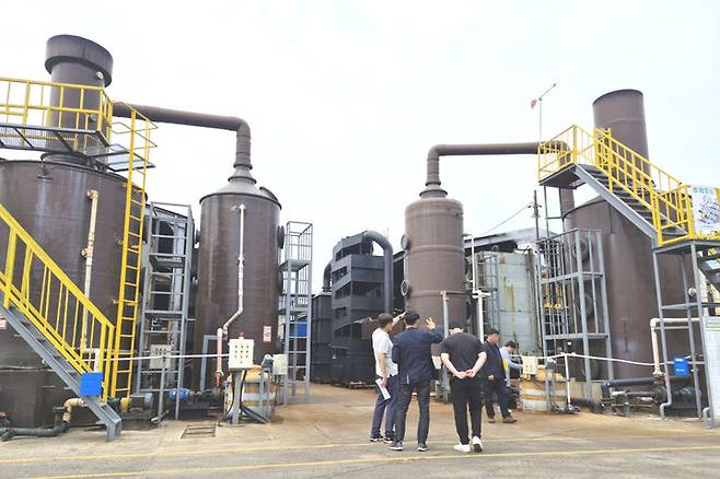 [영광=뉴시스] 환경부와 전남 영광군이 군서농공단지 악취 개선 방안 마련을 위해 악취 실태 조사를 하고 있다. (사진=영광군 제공) 2025.05.26. photo@newsis.com *재판매 및 DB 금지