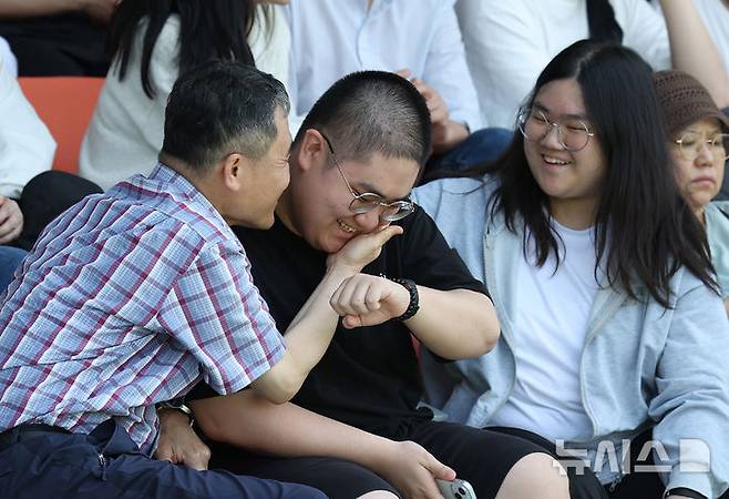 [논산=뉴시스] 김명년 기자 = 26일 오후 충남 논산 육군훈련소에서 열린 현역병 입영 행사에서 한 입영장정들과 가족들이 작별인사를 나누고 있다. 2025.05.26. kmn@newsis.com