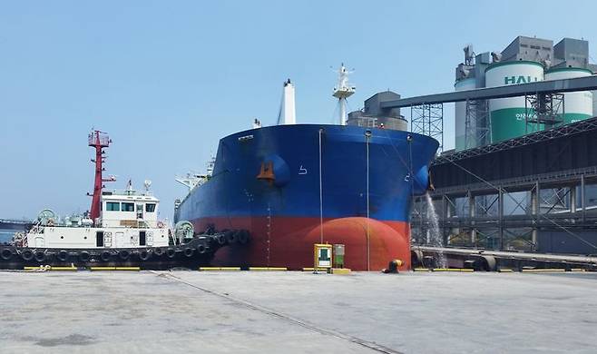한라시멘트 항만공장에서 클링커 제품을 실은 수출용 선박이 출항을 준비하고 있다. (사진=한라시멘트 제공) *재판매 및 DB 금지