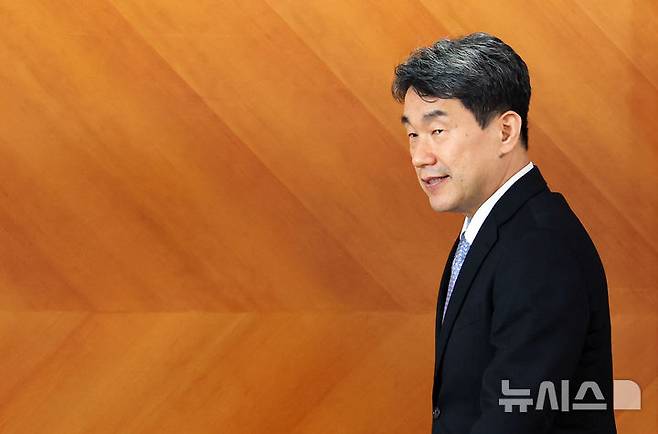 [서울=뉴시스] 최진석 기자 = 이주호 대통령 권한대행 부총리 겸 교육부 장관이 26일 정부서울청사에서 열린 제2차 공명선거 관계장관 회의에 입장하고 있다. 2025.05.26. myjs@newsis.com