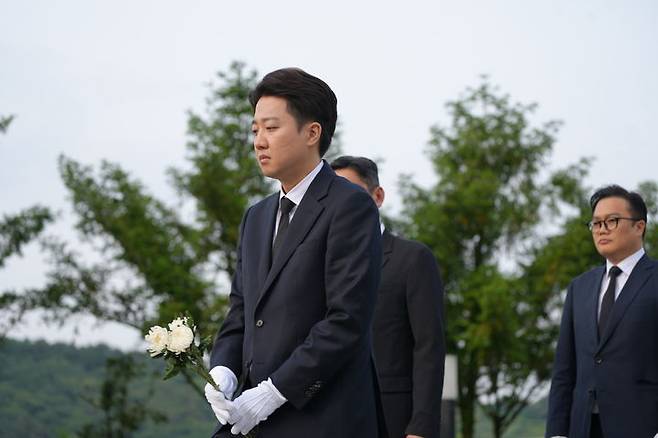 [서울=뉴시스] 고승민 기자 = 이준석 개혁신당 대선 후보가 23일 경남 김해 노무현 전 대통령 묘소를 참배하고 있다. (사진=개혁신당 제공) 2025.05.23. photo@newsis.com *재판매 및 DB 금지