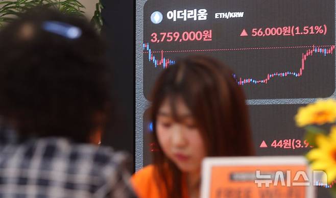 [서울=뉴시스] 김혜진 기자 = 비트코인 상승에 힘입어 이더리움도 상승세를 보이는 23일 서울 강남구 빗썸 라운지 전광판에 이더리움 시세가 표시되고 있다. 이더리움 가격은 2천664달러를 나타내며 지난 8일 1천800달러대에서 2주 만에 50% 가까이 급등했다. 2025.05.23. jini@newsis.com