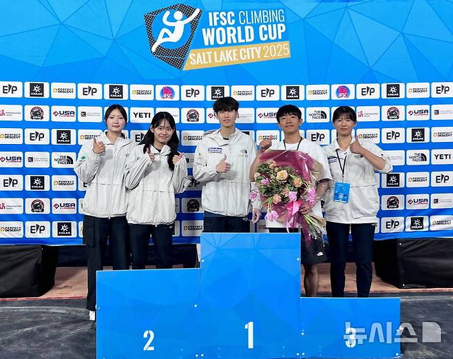[서울=뉴시스]시상대에 선 스포츠클라이밍 선수단. (사진=대한산악연맹 제공)