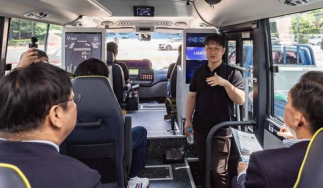 [수원=뉴시스] 자율주행 셔틀에 탑승한 이재준 수원시장과 관계자들이 26일 오전 차량 내부에서 기술 설명을 듣고 있다. 셔틀 내부 모니터에는 자율주행 인식 화면과 실시간 교통 정보가 함께 표시되고 있다. 이날 시승 행사는 '2025 수원 ITS 아태총회' 기술 시연 프로그램의 하나로 마련됐다. 2025.05.26. (사진=수원시 제공) photo@newsis.com *재판매 및 DB 금지