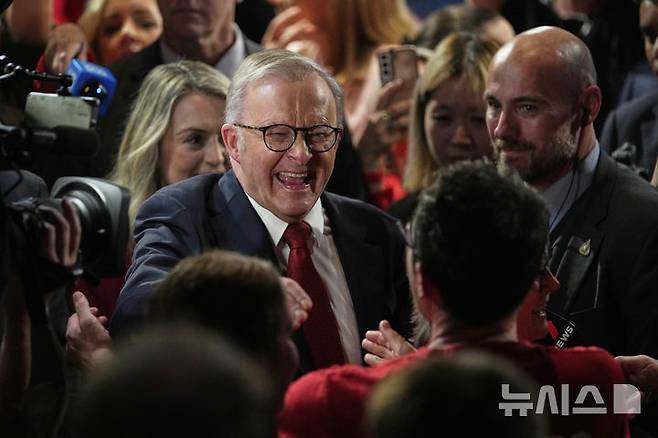[시드니=AP/뉴시스] 3일(현지 시간) 치러진 호주 총선에서 승리해 연임에 성공한 앤서니 앨버니지 총리가 당직자 및 당원들과 기쁨을 나누고 있다. 앨버니지 총리가 이끄는 노동당은 이날 총선에서 야당인 자유당·국민당 연합에 압승을 거뒀다. 2025.05.26.