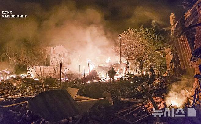 [하르키우=AP/뉴시스] 지난달 30일(현지 시간) 우크라이나 하르키우에서 소방관들이 러시아 드론 공격을 받아 아파트 건물의 화재를 진화하고 있다. 2025.05.26.