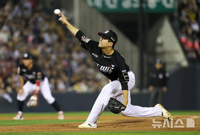[서울=뉴시스] 김선웅 기자 = 11일 서울 송파구 잠실야구장에서 열린 2024 KBO 포스트시즌 준플레이오프 5차전 kt 위즈와 LG 트윈스의 경기에서 kt 교체투수 손동현이 역투하고 있다. 2024.10.11. mangusta@newsis.com