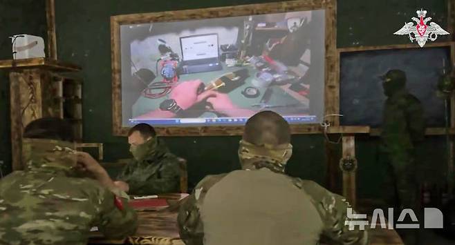 [모스크바=AP/뉴시스]26일 러시아 국방부가 배포한 동영상에서 캡처한 사진 속에서 러시아 군인은 공개되지 않은 장소에서 군용 드론 조종을 훈련하고 있다. 러시아가 355대의 드론과 순항미사일 9기를 동원, 3년여 간의 전쟁에서 우크라이나에 대한 최대 규모의 무인기 공격을 감행했다고 우크라이나 관리가 26일 밝혔다. 2025.05.26.