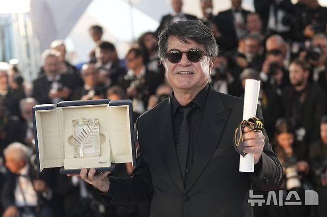 [AP/뉴시스] 이란의 자파르 파니하 감독이 24일 작품이 칸느 영화제 황금종려상 수상작으로 뽑힌 뒤 포즈를 취하고 있다