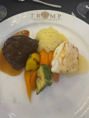 트럼프 밈코인 만찬에 나온 스테이크 [와이어드 홈페이지 사진 캡처]