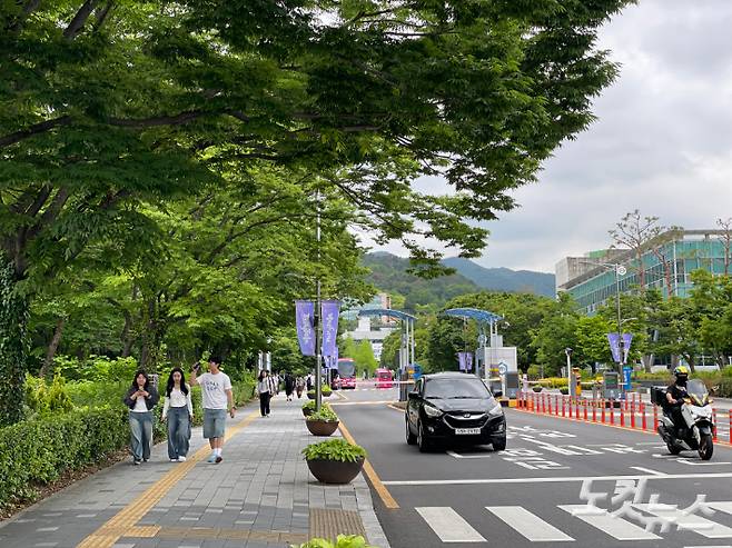 이재명 대선후보는 지방소멸 대응책으로 '서울대 10개 만들기'를 제시했다. 구상의 설계자인 경희대 김종영 교수는 캘리포니아 주립대 체제를 모델로 삼았다고 밝히며 인구 규모로만 비교해도 실현가능한 정책이라 강조했다. 사진은 전라남도 소재 한 국립대 모습. 학생들이 대학 캠퍼스를 거닐고 있다. 순천=최보금 기자