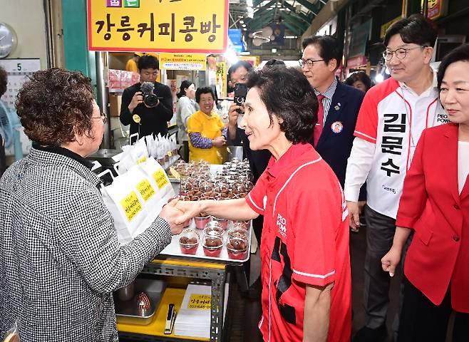 지난 23일 강원 강릉시 중앙시장에서 국민의힘 김문수 대선 후보의 배우자 설난영 여사가 권성동 원내대표와 상인들을 만나고 있다. 연합뉴스