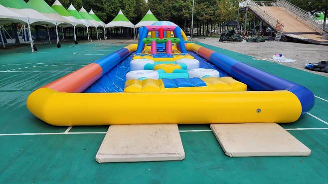 지난해 전주월드컵광장에 설치된 물놀이장. 전주시 제공