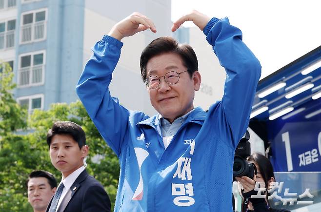 이재명 더불어민주당 대선 후보가 26일 오후 경기 용인시 단국대 죽전캠퍼스 정문 앞에서 열린 용인 유세에서 연설을 마친 뒤 하트를 그리고 있다. 용인=류영주 기자