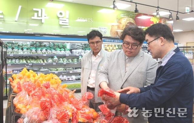 경북 문경 점촌농협 김욱현 조합장(가운데)과 황재희 하나로마트 점장(오른쪽) 등이 판매 중인 농산물 상태를 꼼꼼히 살펴보고 있다.