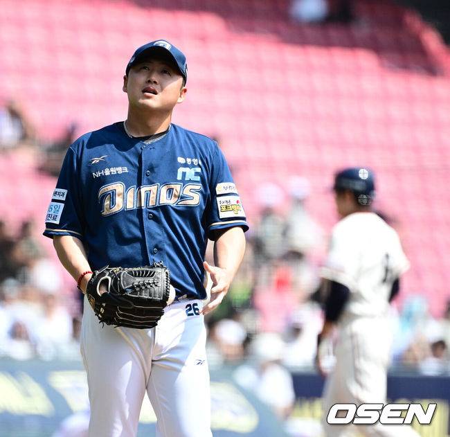 [OSEN=잠실, 지형준 기자] 25일 서울 잠실구장에서 2025 신한 SOL Bank KBO리그 두산 베어스와 NC 다이노스의 경기가 열렸다.이날 두산은 잭로그, 콜어빈, NC는 최성용을 선발로 내세웠다.1회말 1사 1,2루에서 NC 최성영이 두산 양석환에 볼넷을 허용하며 아쉬워하고 있다. 2025.05.25 /jpnews@osen.co.kr