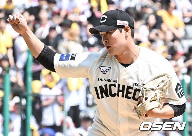 [OSEN=인천, 조은정 기자]25일 인천 SSG랜더스필드에서 2025 신한 SOL Bank KBO리그 SSG 랜더스와 LG 트윈스의 경기가 열렸다.SSG은 전영준을 LG는 송승기를 선발투수로 내세웠다.2회초 SSG 선발 전영준이 역투하고 있다. 2025.05.25 /cej@osen.co.kr