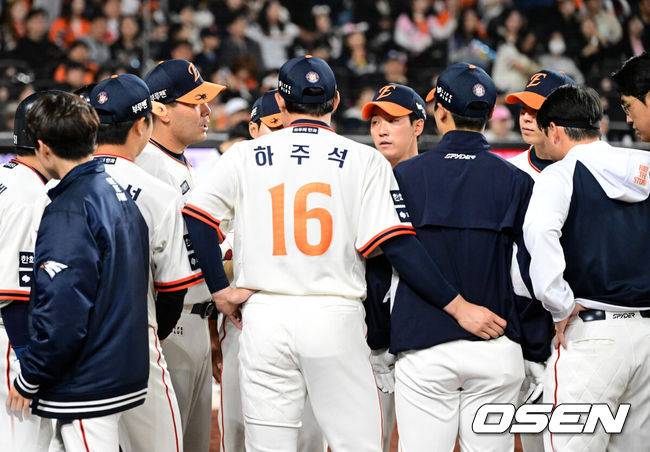 [OSEN=대전, 지형준 기자] 7회초 수비를 마치고 한화 이재원이 선수들과 미팅을 하고 있다. 2025.04.11 / jpnews@osen.co.kr