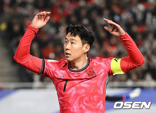 [OSEN=수원, 이대선 기자] 홍명보호가 이번에도 승리하지 못했다. 요르단과 아쉬운 무승부를 거두면서 3경기 연속 승점 1점을 추가하는 데&nbsp;만족해야 했다.홍명보 감독이&nbsp;이끄는 대한민국 축구대표팀은 25일 오후 8시 수원월드컵경기장에서 열린 2026 국제축구연맹(FIFA) 북중미 월드컵 아시아지역 3차 예선 B조 8차전에서 요르단과 1-1로 비겼다.전반 한국 손흥민이 코너킥을 차러 가며 팬들의 환호를 이끌고 있다. 2025.03.25 /sunday@osen.co.kr