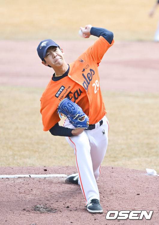 [OSEN=대전, 박준형 기자]  6일 오후 대전 한화생명 볼파크에서 한화 자체 청백전 경기가 진행됐다.한화이글스와 한화퓨처스로 팀을 나눴다.1회 선발투수 황준서가 역투하고 있다.  2025.03.06 / soul1014@osen.co.kr