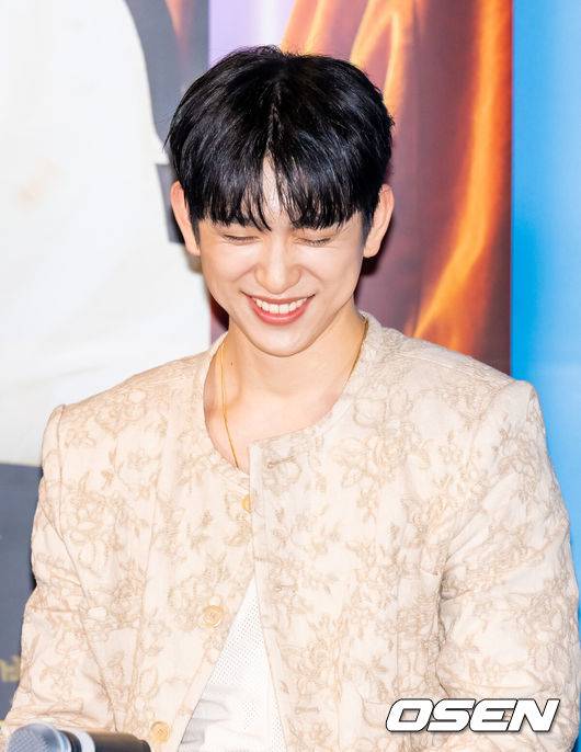 [OSEN=박준형 기자] 26일 오후 서울 용산아이파크몰 내 CGV 용산에서 영화 '하이파이브'(감독 강형철) 언론시사회가 진행됐다.배우 이재인과 안재홍, 라미란 등이 출연하는 영화 '하이파이브'는 장기이식으로 우연히 각기 다른 초능력을 얻게 된 다섯 명이 그들의 능력을 탐하는 자들과 만나 벌어지는 이야기를 그린 코믹 액션 활극으로 오는 30일 개봉된다.배우 박진영이 미소 짓고 있다.   2025.05.26 / soul1014@osen.co.kr