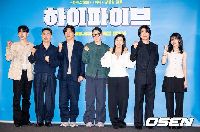 [OSEN=박준형 기자] 26일 오후 서울 용산아이파크몰 내 CGV 용산에서 영화 '하이파이브'(감독 강형철) 언론시사회가 진행됐다.배우 이재인과 안재홍, 라미란 등이 출연하는 영화 '하이파이브'는 장기이식으로 우연히 각기 다른 초능력을 얻게 된 다섯 명이 그들의 능력을 탐하는 자들과 만나 벌어지는 이야기를 그린 코믹 액션 활극으로 오는 30일 개봉된다.출연배우들과 강형철 감독이 포즈를 취하고 있다.  2025.05.26 / soul1014@osen.co.kr