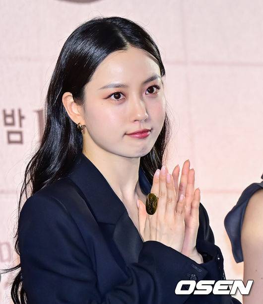 [OSEN=지형준 기자] 8일 오후 서울 상암 스탠포드 호텔 그랜드볼룸에서 지니&nbsp;TV&nbsp;오리지널 ‘당신의 맛’ 제작발표회가 열렸다.‘당신의 맛’은 식품 기업을 물려받기 위해 작은 식당을 인수 합병하는 ‘레시피 사냥꾼’이 된 재벌 상속남 한범우(강하늘 분)와 전주에서 간판도 없는 원 테이블 식당을 운영 중인 똥고집 셰프 모연주(고민시 분)의 전쟁 같은 키친 타카 성장 로맨스다.배우 고민시가 기자간담회를 하고 있다. 2025.05.08 /jpnews@osen.co.kr