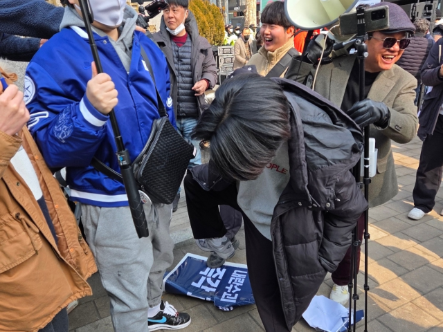 ▲28일 서울 동대문구 한국외대 정문 앞에 모인 극우세력들은 오후 1시부터 탄핵 찬성 측과 대치를 시작해 피켓을 뺏어 찢고 현수막을 짓밟는 등 폭력 행위를 벌였다. 탄핵 찬성 측 앰프를 뺏어가려다 제지당하자 손잡이와 안테나를 파손시켰으며, 한 극우 유튜버는 경찰 펜스를 향해 차를 몰고 위협하며 사이렌을 울리는 등 극단 행위까지 벌였다. ⓒ프레시안(박상혁)