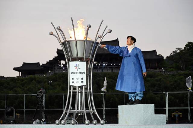 ▲안병구 밀양시장이 '제67회 밀양아리랑대축제'를 알리는 성화를 점화하는 모습.ⓒ밀양시