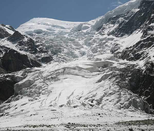 김창호가 2009년 아래에서 바라보며 촬영한 투쿠체 서봉 전경.