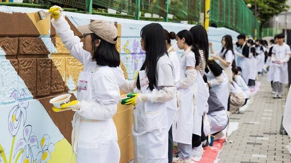 KT&G복지재단이 지난 24일 쾌적한 학습환경 조성을 위한 ‘아름드리 꿈그림’ 벽화그리기 봉사활동을 진행했다. ‘제66차 아름드리 꿈그림’ 봉사활동에서 봉사자들이 벽화를 그리고 있는 모습. KT&G복지재단 제공