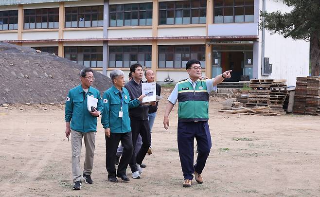 박상수 삼척시장이&nbsp;도계읍과 노곡면 일대 주요사업현장을 점검하고 있다. 삼척시 제공