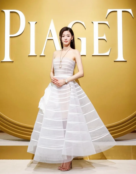 전지현이 지난 24일 중국 베이징에서 열린 스위스 파인 워치 & 하이 주얼리 브랜드&nbsp;'피아제(PIAGET)' 행사 현장에 브랜드 앰버서더 자격으로 참석했다. 인스타그램