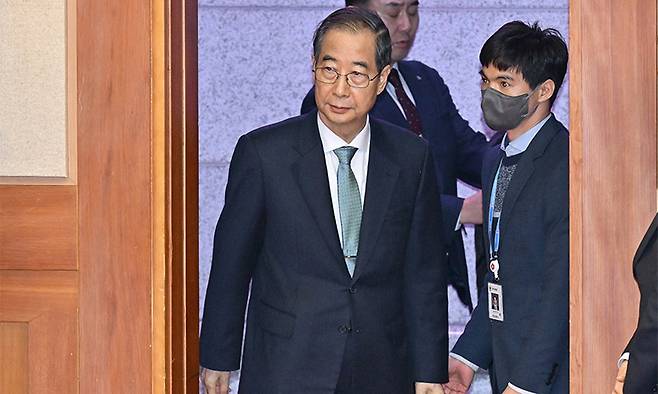 한덕수 전 국무총리가 지난 2월19일 서울 종로구 헌법재판소에서 열린 탄핵심판 1차 변론기일에 출석하고 있다. 공동취재사진