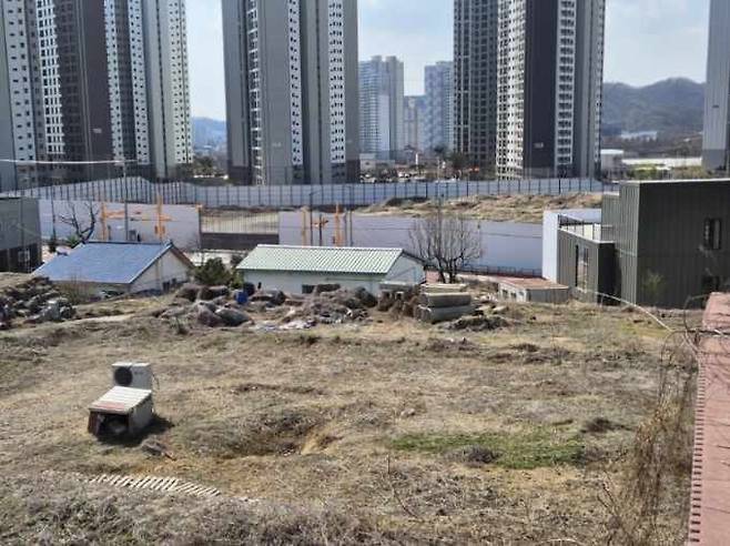 경기 안성 당왕지구에 지역주택조합이 공동주택 건설을 추진 중인 사업부지. 수년째 착공을&nbsp;못&nbsp;한 채로 방치돼 있다. 안성 당왕지역주택조합 제공.