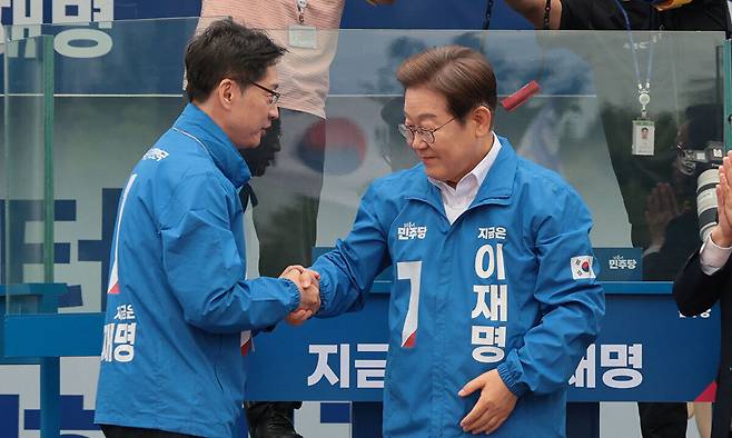 더불어민주당 이재명 대선 후보가 22일 경남 양산워터파크공원에서 열린 집중유세에서 김경수 총괄선대위원장과 악수하고 있다. 연합뉴스