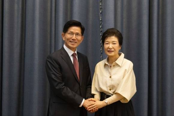 김문수, 박근혜 前대통령 예방 - 김문수(왼쪽) 국민의힘 대선 후보가 지난 24일 대구 달성군 사저에 머물고 있는 박근혜 전 대통령을 예방해 손을 잡은 채 기념사진을 찍고 있다. 국민의힘 제공