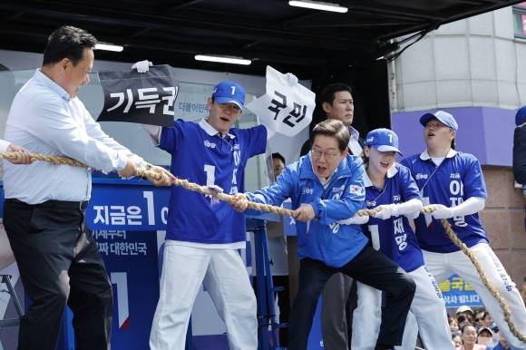 중원 표심을 당겨라 - 이재명(가운데) 더불어민주당 대선 후보가 25일 충남 당진시 당진전통시장 유세에 앞서 국민 편에서 기득권을 이기는 줄다리기 퍼포먼스를 펼쳐 보이고 있다. 당진은 유네스코 인류무형문화유산 ‘기지시 줄다리기’의 고장이다. 당진 뉴스1