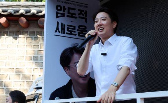 개혁신당 이준석 대선후보가 25일 서울 종로구 종묘 인근 서순라길에서 거리 유세를 하고 있다. 2025.5.25. 연합뉴스