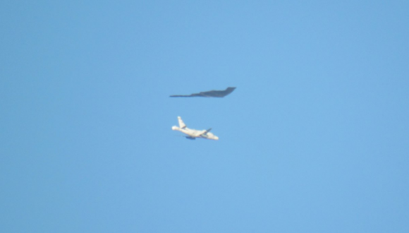 B-2 스피릿 폭격기와 함께 임무 수행 중인 RATT55. 엑스 캡처